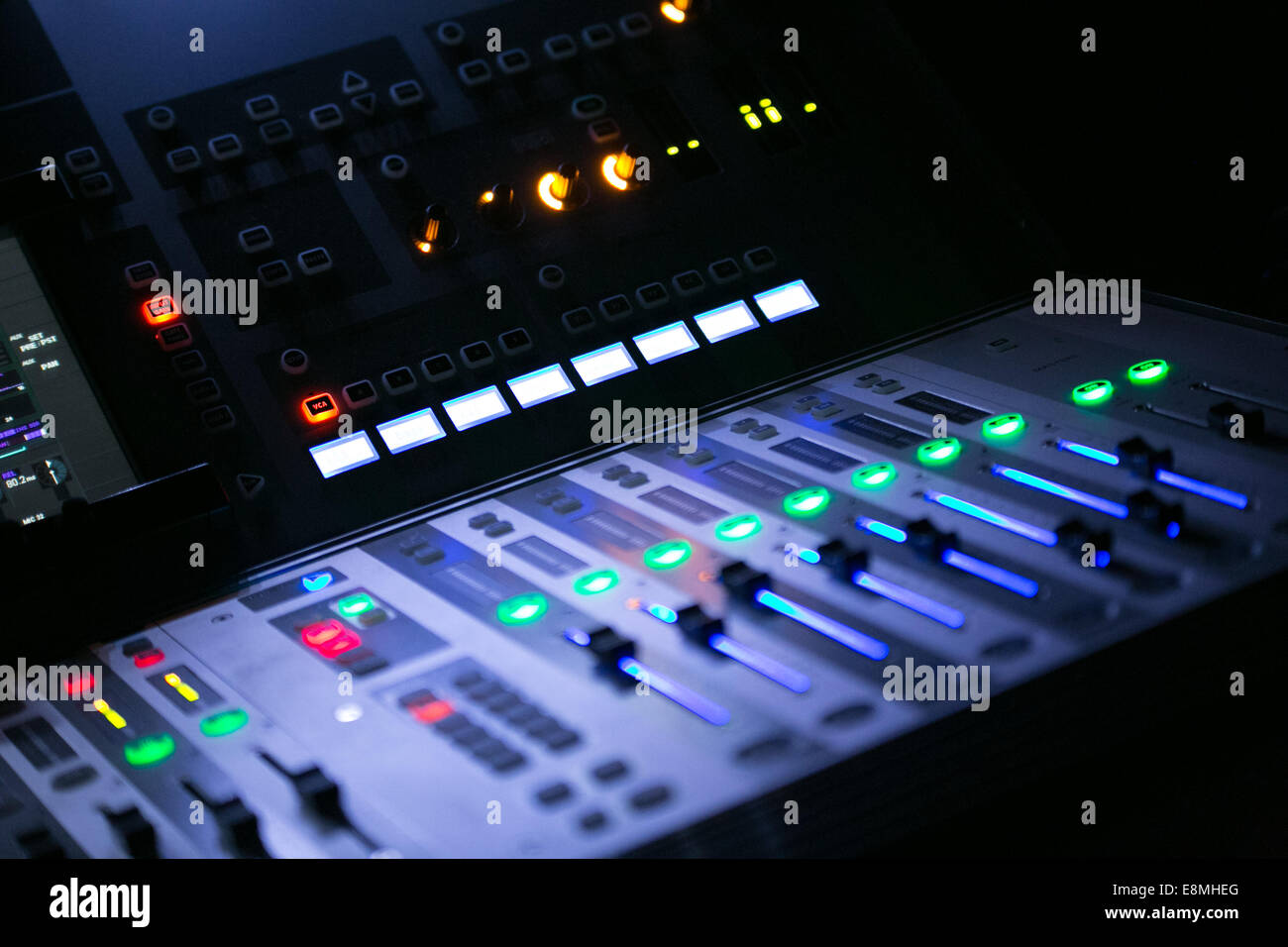 Dj mixing decks hires stock photography and images Alamy