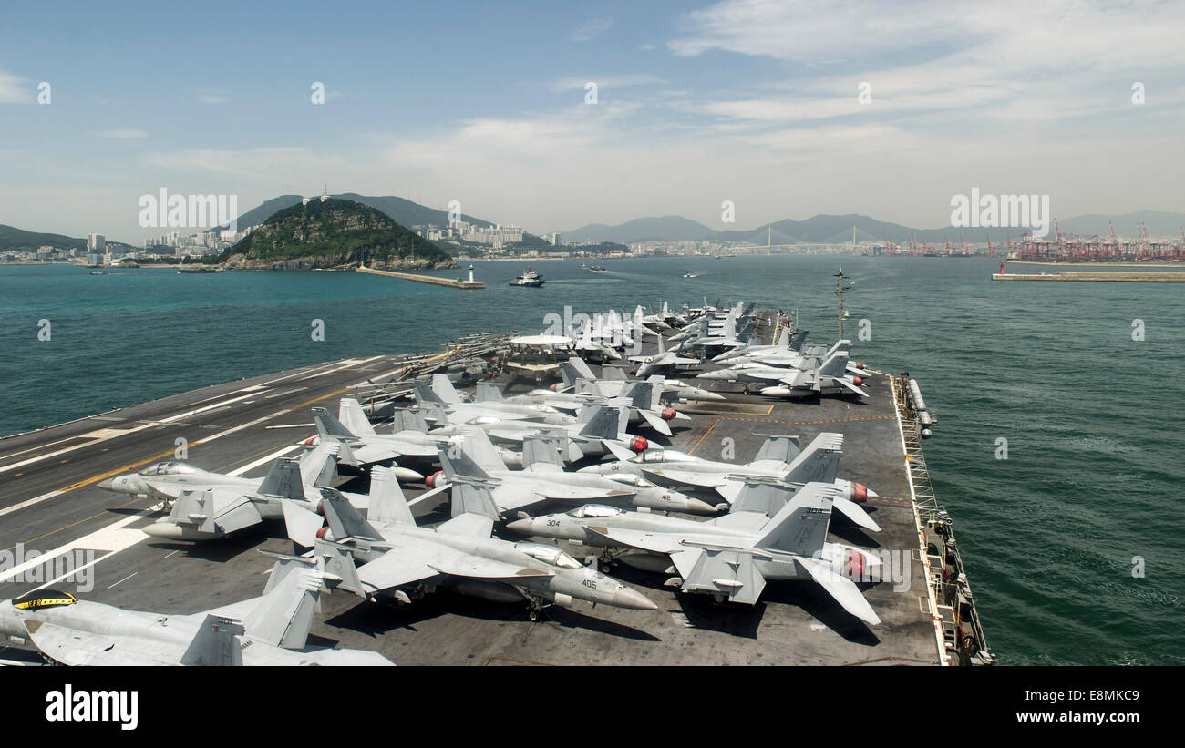 Busan, Republic of Korea, July 11, 2014 - The U.S. Navy's forward-deployed aircraft carrier USS George Washington (CVN 73) prepa Stock Photo