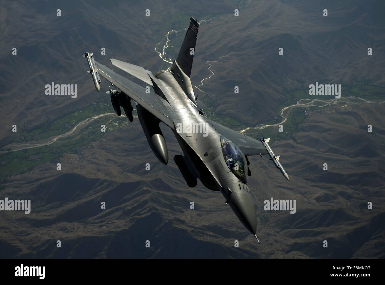 July 22, 2014 - An F-16C Fighting Falcon flies over Afghanistan after an in-air refueling mission in support of Operation Enduri Stock Photo