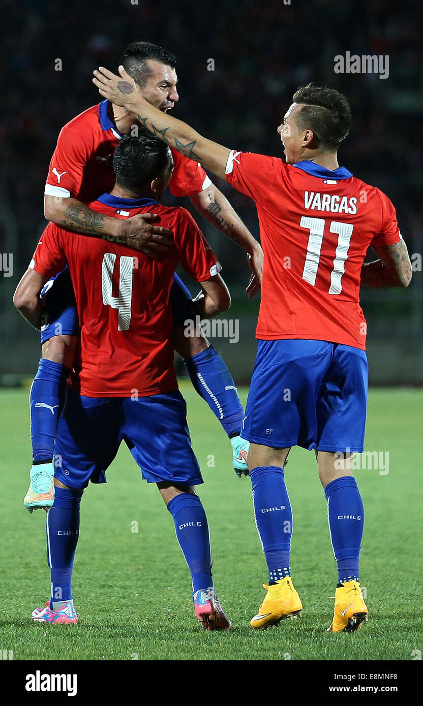 Valparaiso, Chile. 10th Oct, 2014. Image provided by Chile's Professional Football National Asociation shows Gary Medel (Top) of Chile celebrating his goal with teamates during a friendly match against Peru at Elias Figueroa Brander Stadium, in Valparaiso, Chile, on Oct. 10, 2014. Credit:  ANFP/Xinhua/Alamy Live News Stock Photo