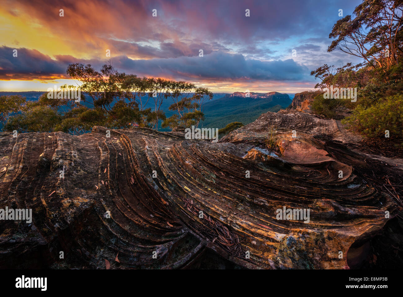 Sunrise over Mt Solitary in the Blue Mountains near Katoomba, Australia. View from Narrow Neck