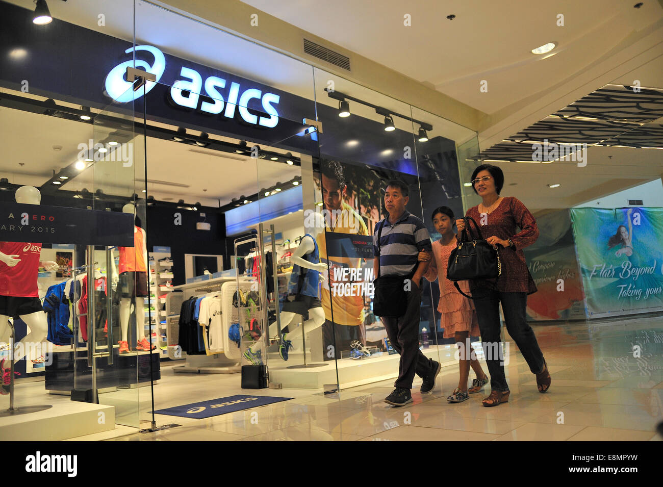 Shoppers in new Ayala Center extension Cebu City Philippines Stock Photo