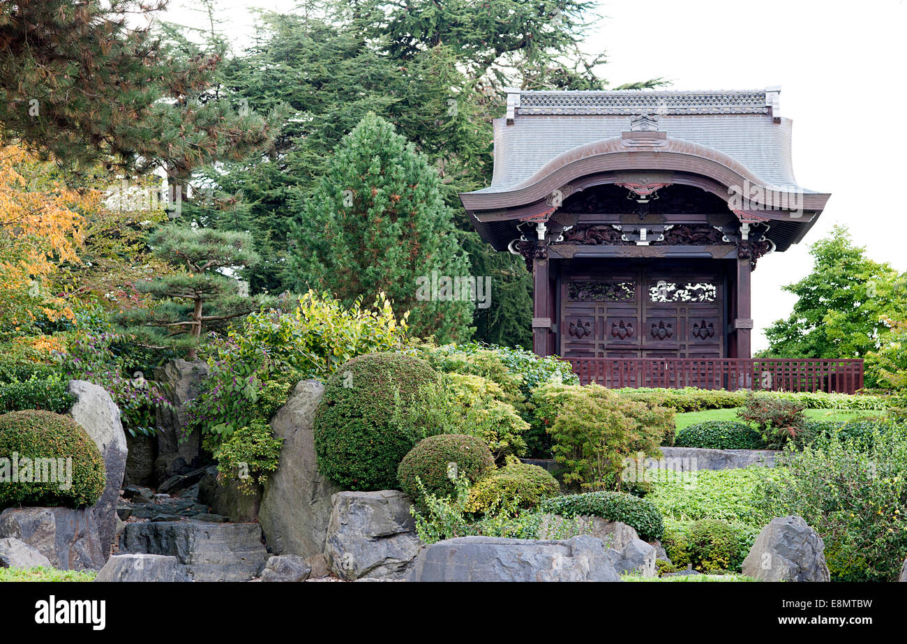 Beautiful tranquil Japanese Garden in Kew Gardens in Autumn Stock Photo ...