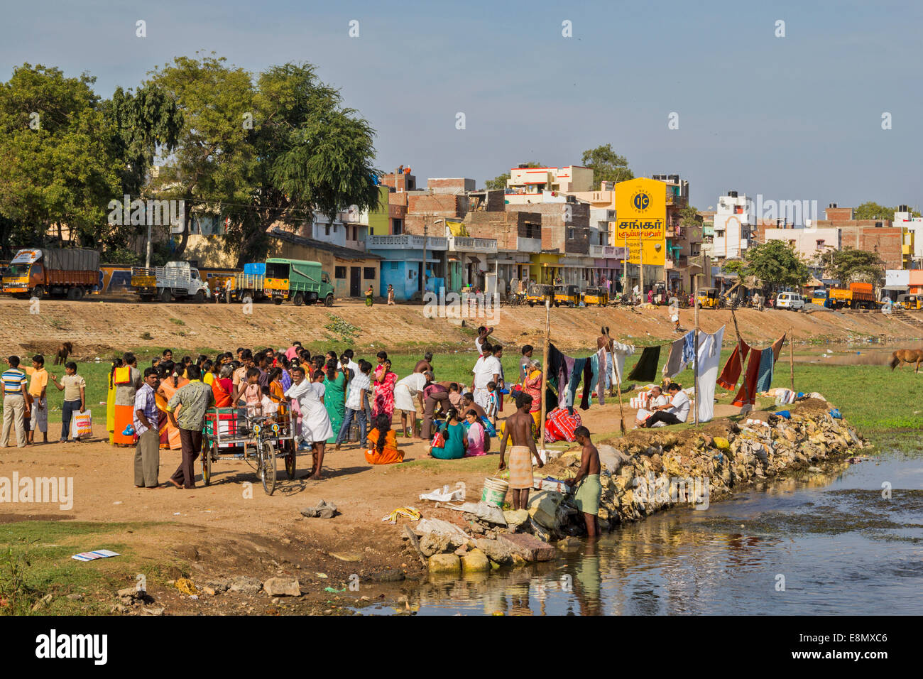 MADURAI INDIA WASHING DRYING ON THE RIVER BANK AND PEOPLE MEETING ON A DAY OUT Stock Photo