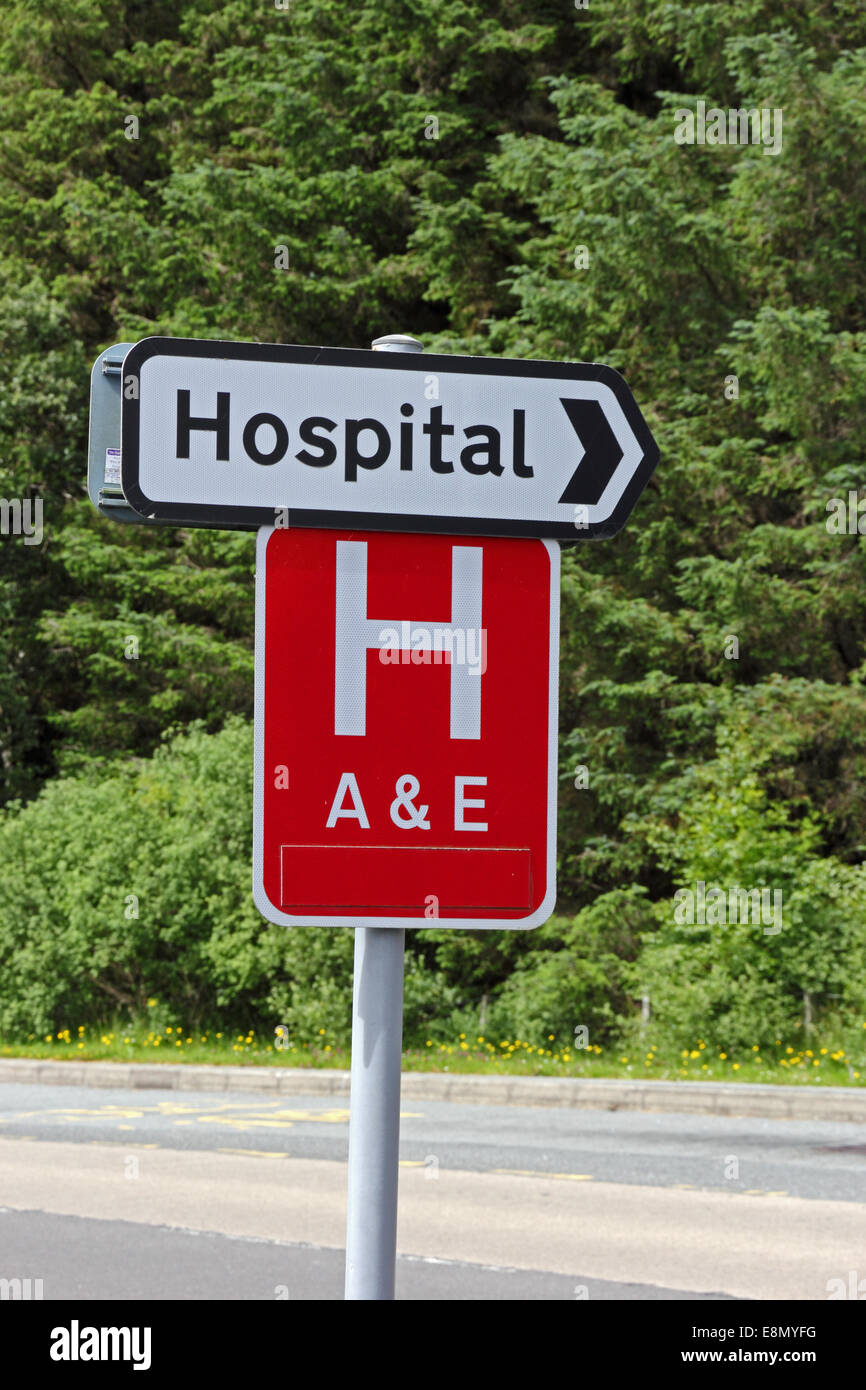 Signs showing direction to Hospital with Accident & Emergency department Stock Photo