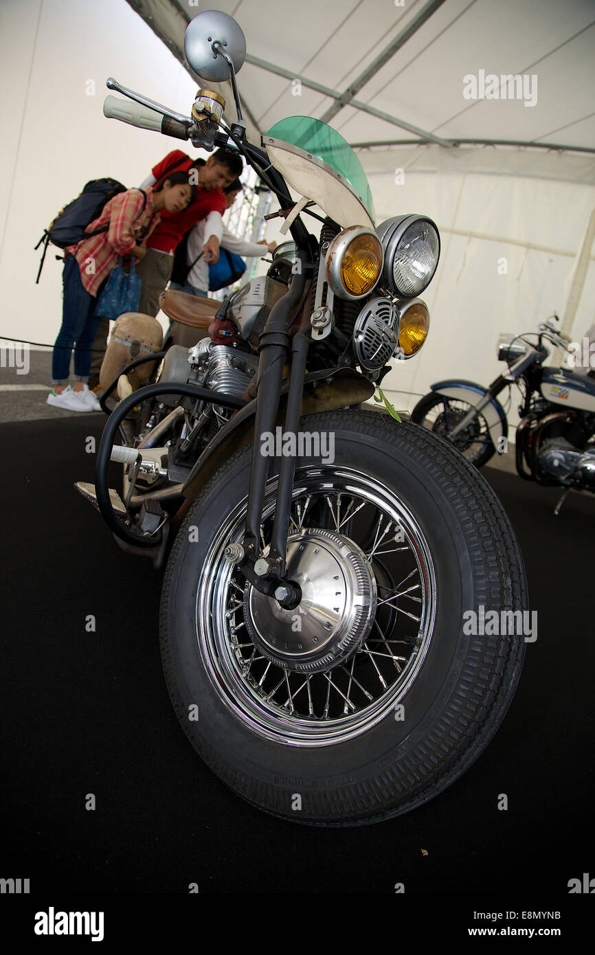 Odaiba, Tokyo, Japan. 11th Oct, 2014. Visitors see a motorcycle Harley Davidson during the Tokyo Motor Fes 2014. The Tokyo Motor Fes 2014 runs from October 11th to 13th with the aim of giving visitors of all ages a chance to interact with current and futuristic motorized vehicles. Held outside on reclaimed land in Tokyo Bay the event has enough space for visitors to test new vehicles and for a synchronized driving demonstration by the Cirque de Mobi. This year Mercedes-Benz and BMW will also participate along with 13 Japanese makers. Credit:  Aflo Co. Ltd./Alamy Live News Stock Photo