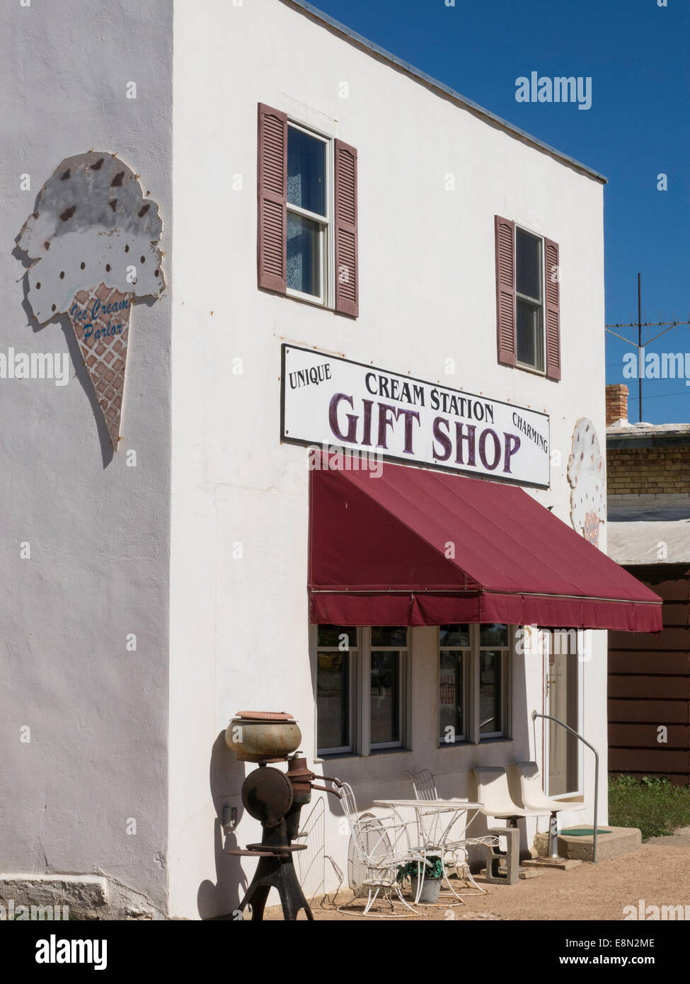 Storefront awning hires stock photography and images Alamy