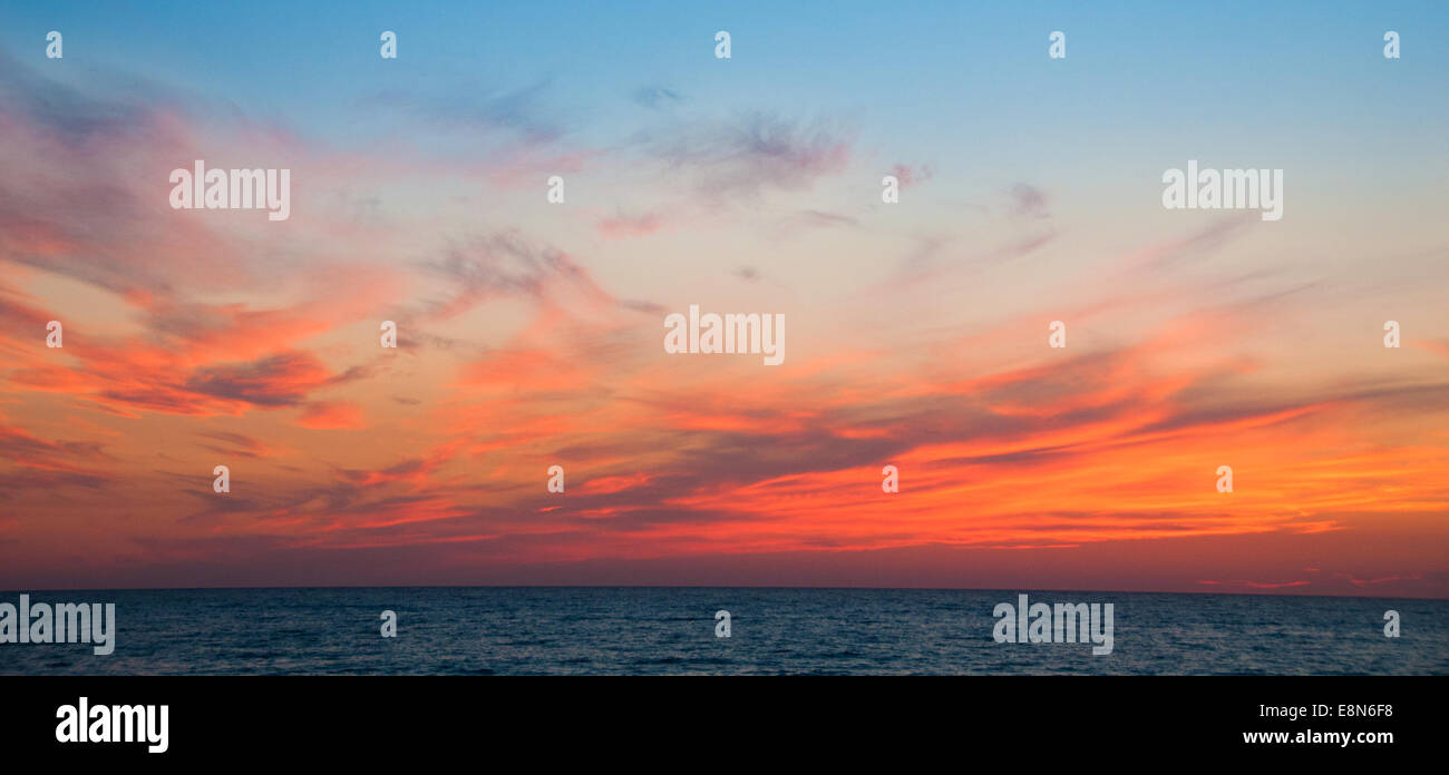 Horizon and blue skyline hi-res stock photography and images - Alamy