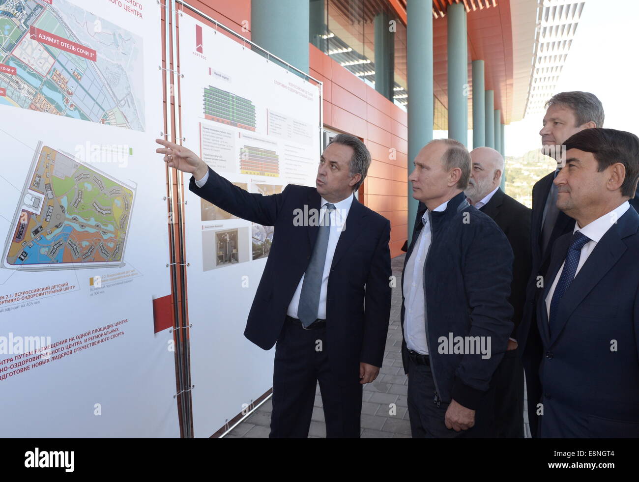 Vladimir Putin gave Vitaly Mutko a self-instruction manual for English 09.12.2015 Vladimir Putin gave Vitaly Mutko a self-instruction manual for English 09.12.2015