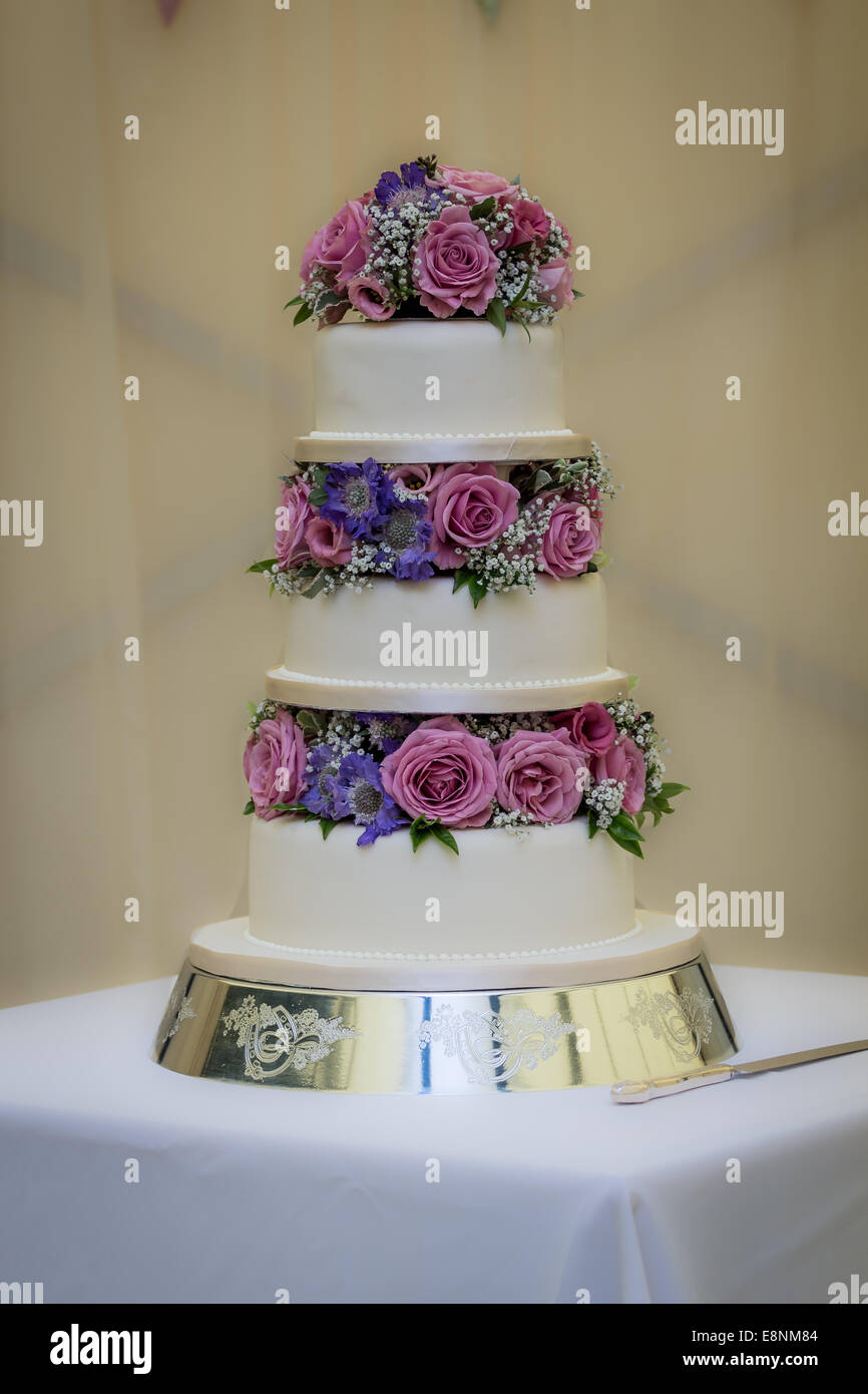 Wedding cake at reception Stock Photo - Alamy