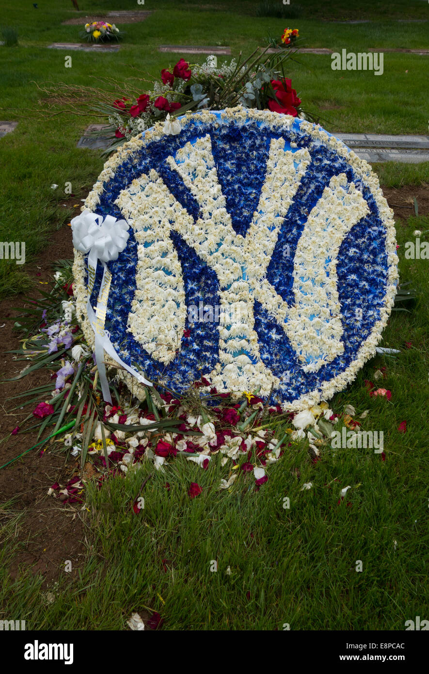 New York Yankee flower wreath on grave Green-Wood Cemetery Stock Photo