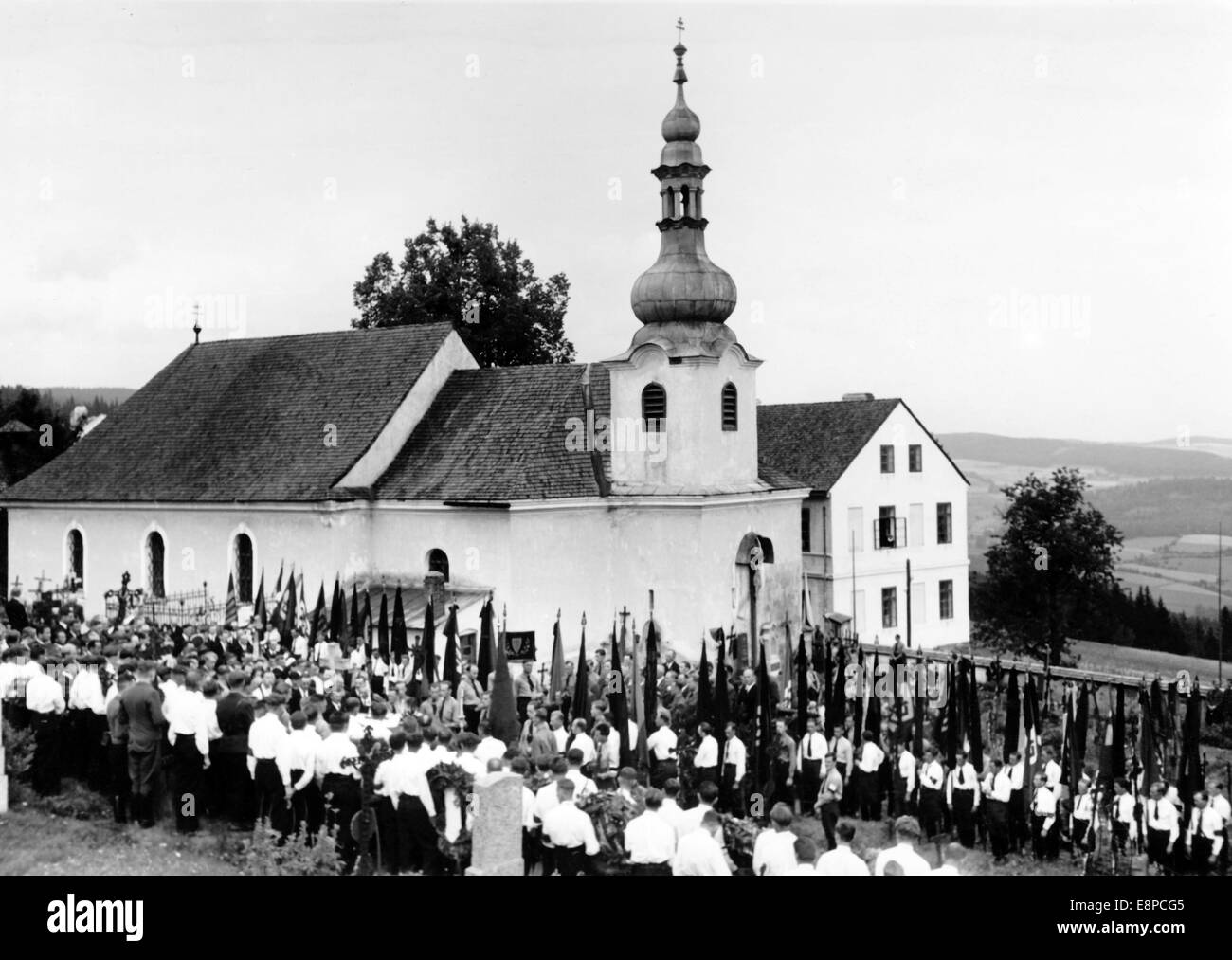 The Nazi propaganda picture shows the funeral procession for the murdered member of the Volunteer German Protective Service (FS), Wenzel Baierl at the St. Gunther Church cemetery in Gutwasser (today: Dobra Voda in the Bohemian Forest) in the Sudetenland, 1938. Fotoarchiv für Zeitgeschichtee - NO WIRE SERVICE Stock Photo