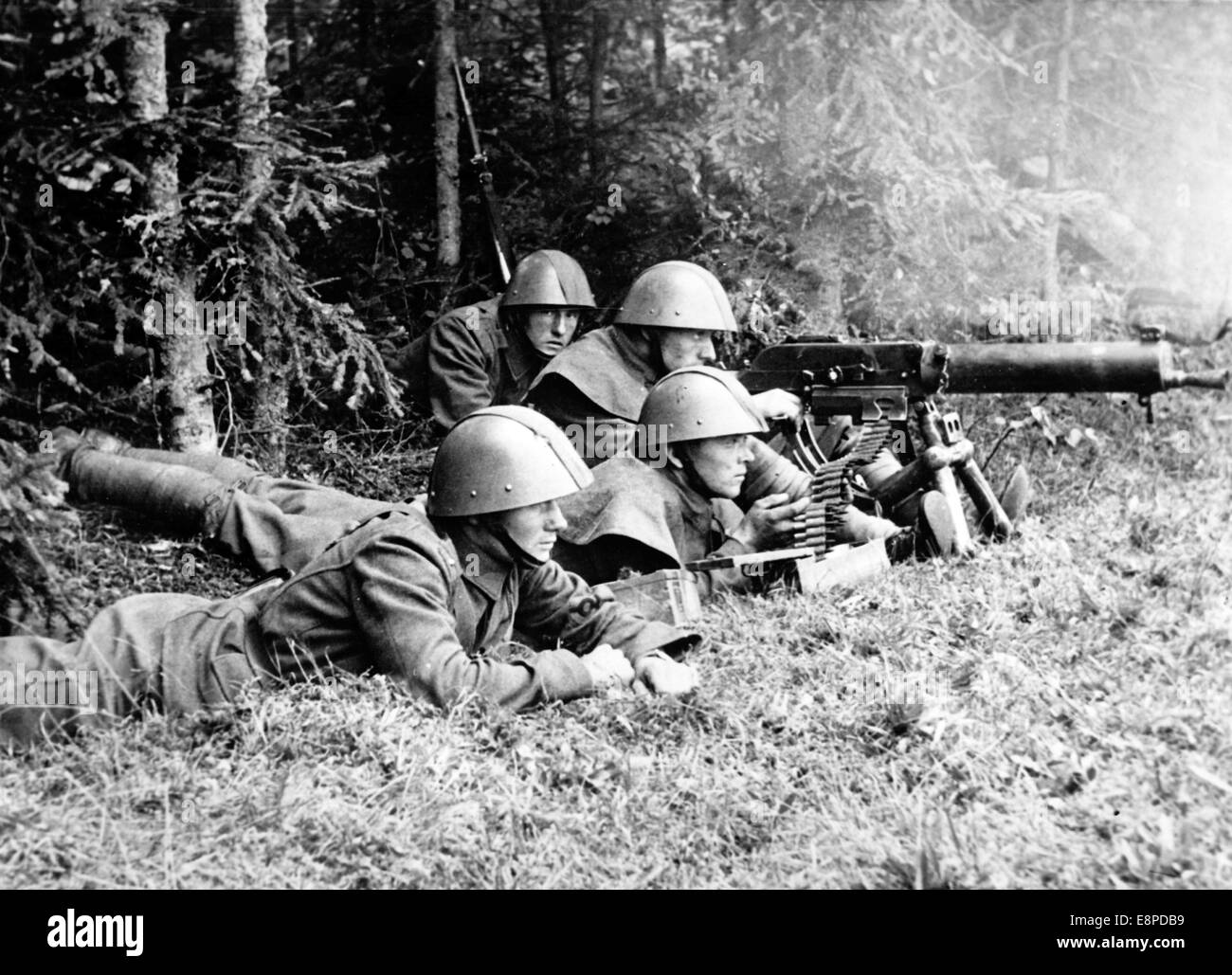 the-nazi-propaganda-picture-shows-an-archive-picture-of-soldiers-in-E8PDB9.jpg