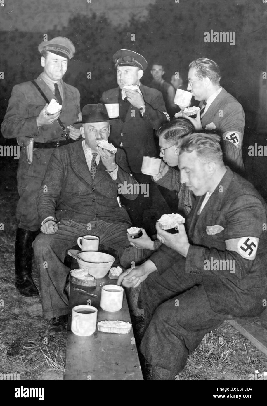 the-nazi-propaganda-picture-shows-a-sudeten-german-freikorps-eating-E8PDD4.jpg