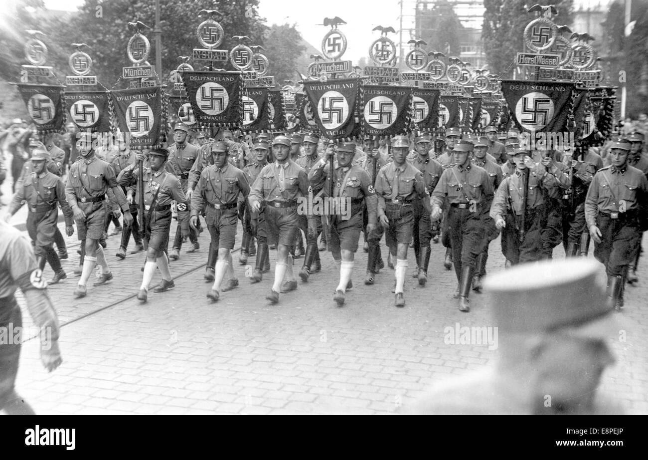 Nuremberg Rally 1933 in Nuremberg, Germany - Members of the Sturmabteilung (SA) with banners 'Deutschland erwache' (Germany, awaken!' march through the streets of Nuremberg(Flaws in quality due to the historic picture copy) Fotoarchiv für Zeitgeschichtee - NO WIRE SERVICE –. Stock Photo