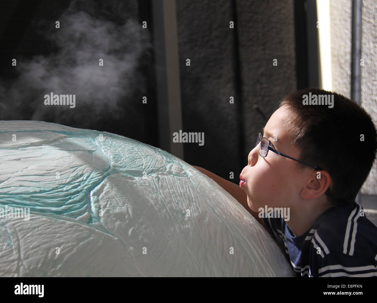 Los Angeles, USA. 12th Oct, 2014. A boy watches the mist spewed by the model of 'Moon of Saturn(Enceladus)' at NASA's Jet Propulsion Laboratory in Los Angeles, the United States, on Oct. 12, 2014. More than 50,000 people visited NASA's Jet Propulsion Laboratory during the annual open days from Oct. 11 to 12. Credit:  Yang Lei/Xinhua/Alamy Live News Stock Photo