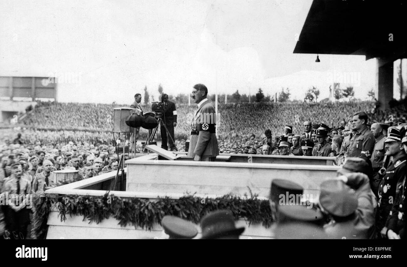 Nuremberg Rally 1933 in Nuremberg, Germany - Adolf Hitler on the speaker's platform at the Nazi party rally grounds. Behind him: Head of the Hitler Youth (HJ) Baldur von Schirach. (Flaws in quality due to the historic picture copy) Fotoarchiv für Zeitgeschichtee - NO WIRE SERVICE – Stock Photo