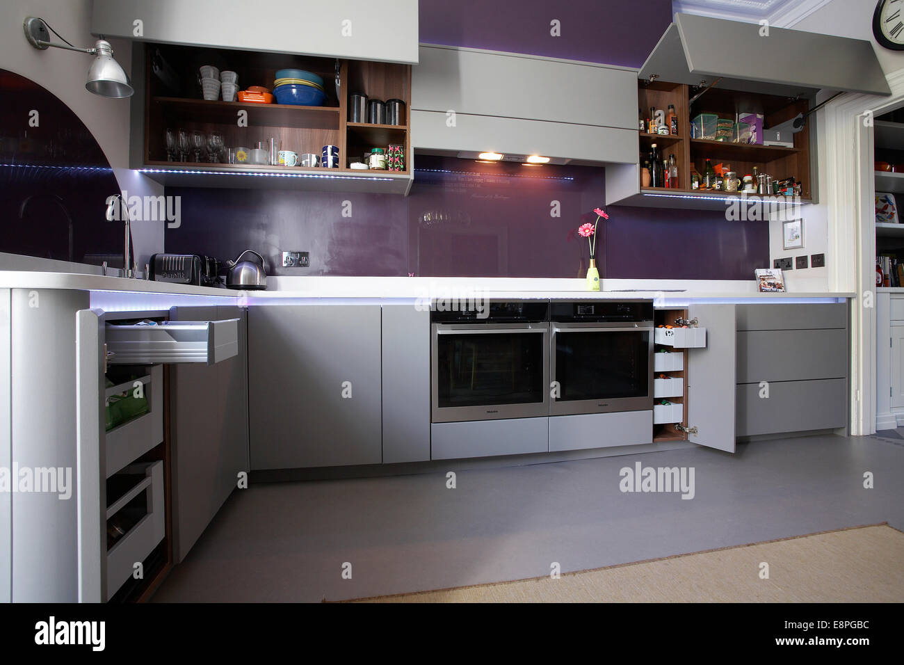 Purple kitchen cabinets hi-res stock photography and images - Alamy