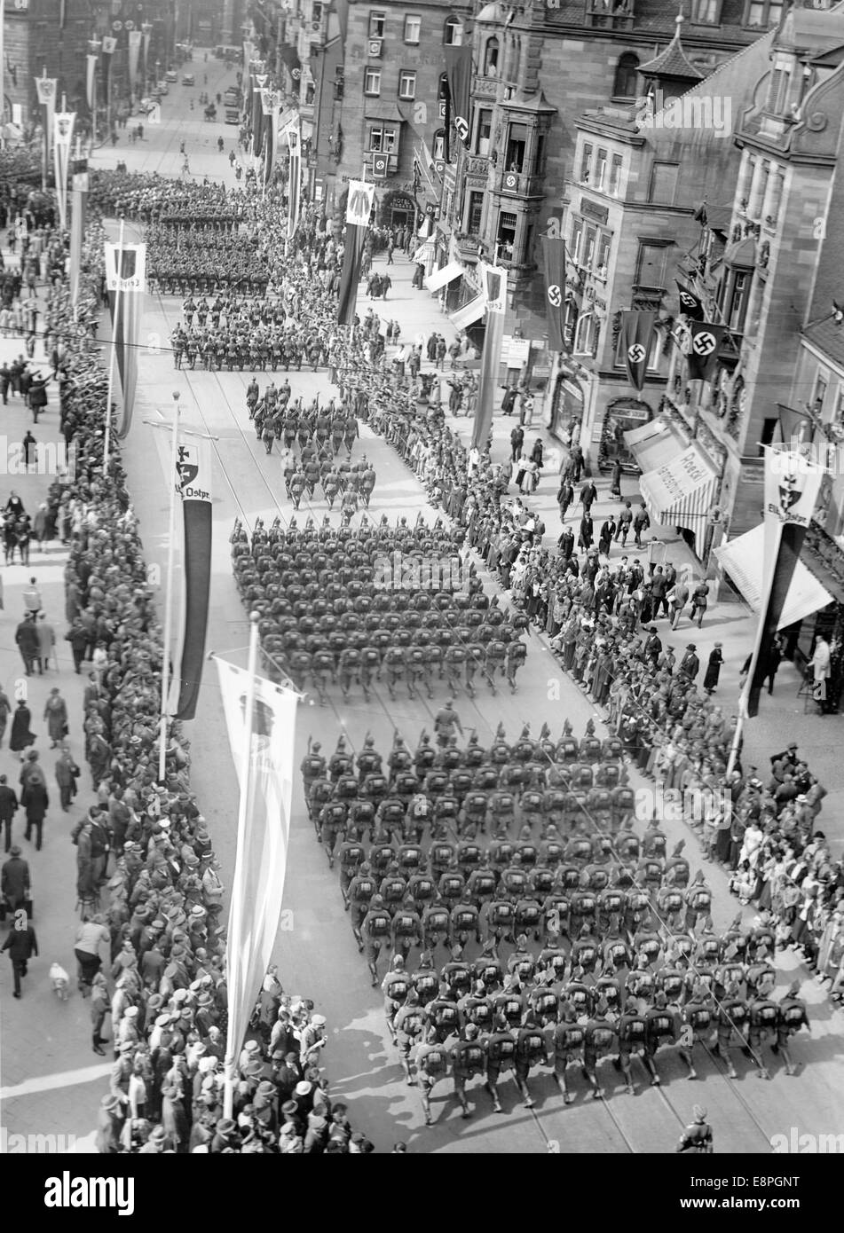 Nuremberg Rally 1936 in Nuremberg, Germany - Members of the Reich Labour Service march thtough Koenigsstrasse and later past Adolf Hitler at hotel 'Deutscher Hof'. (Flaws in quality due to the historic picture copy) Fotoarchiv für Zeitgeschichtee - NO WIRE SERVICE – Stock Photo