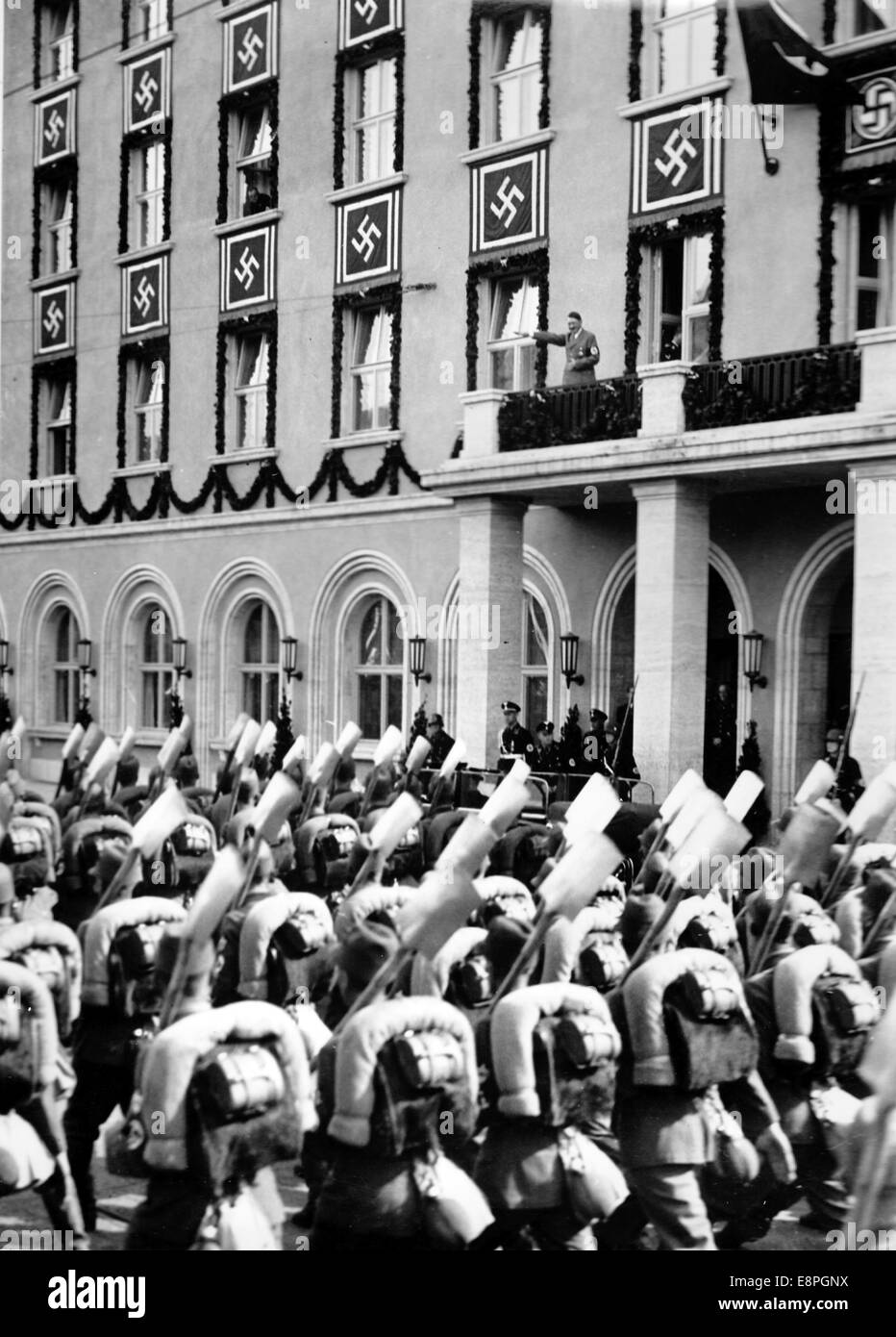 Nuremberg Rally 1936 in Nuremberg, Germany - Members of the Reich Labour Service (RAD) carry backpacks and spades as they march past Adolf Hitler who is standing on the balcony of the hotel 'Deutscher Hof'. (Flaws in quality due to the historic picture copy) Fotoarchiv für Zeitgeschichtee - NO WIRE SERVICE - Stock Photo