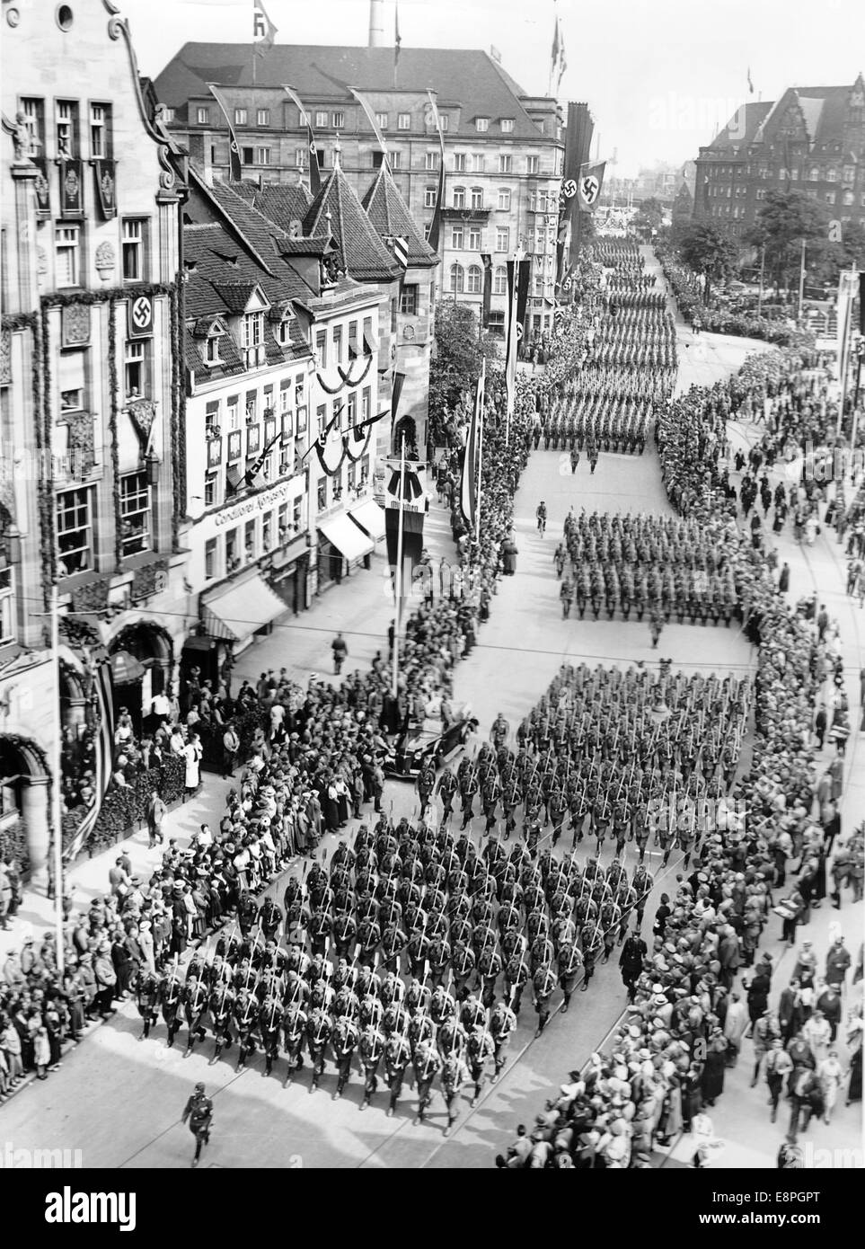 Nuremberg Rally 1936 in Nuremberg, Germany - Members of the Reich Labour Service (RAD) carry backpacks and spades as they march along Koenigstrasse and later past past Adolf Hitler at hotel 'Deutscher Hof'. (Flaws in quality due to the historic picture copy) Fotoarchiv für Zeitgeschichtee - NO WIRE SERVICE - Stock Photo