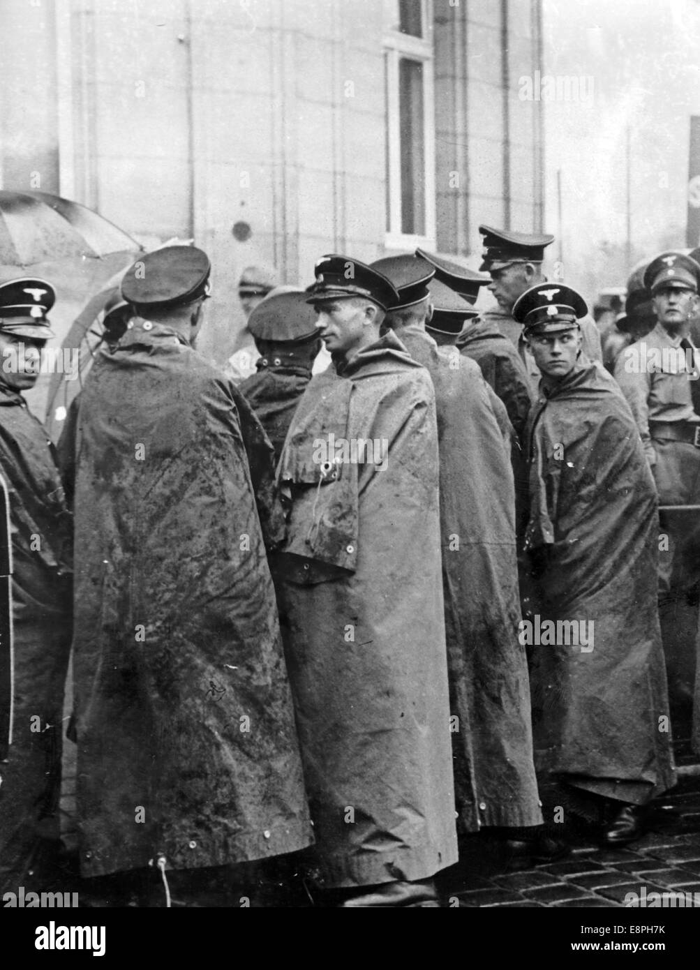 Nuremberg Rally 1937 in Nuremberg, Germany - Members of the Schutzstaffel (SS) protect themselves from rain by wrapping up in shelter-halfs. (Flaws in quality due to the historic picture copy) Fotoarchiv für Zeitgeschichtee - NO WIRE SERVICE – Stock Photo