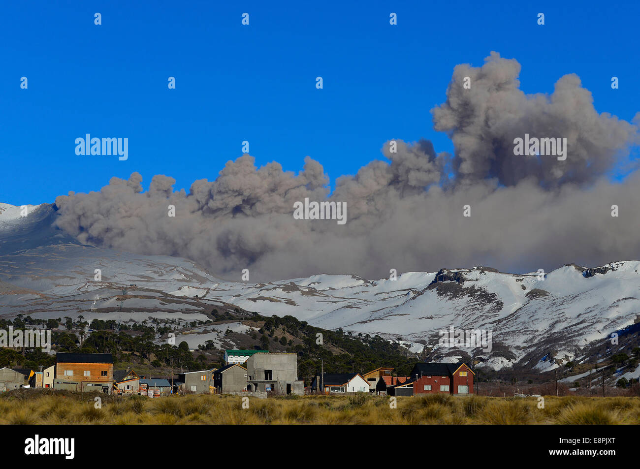 Biobio, Chile. 12th Oct, 2014. Smoke rises from the crater of Copahue Volcano, in Biobio region, Chile, on Oct. 12, 2014. The Copahue Volcano started to show activity on Saturday, therefore Chile's National Service of Mining and Geology rose the alert to orange. Rodrigo Alvarez, National Director of Chile's National Service of Mining and Geology, informed that in the last hours there have been detected traces of ashes and sulfur emanations in a zone near the volcano, in Biobio region, according to local press. Credit:  Francisco Negroni/AGENCIA UNO/Xinhua/Alamy Live News Stock Photo