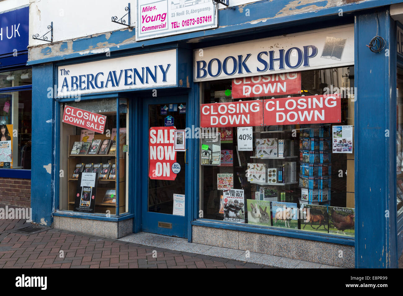 Book shop closing down with sale now on signs, Abergavenny, Wales, UK Stock Photo