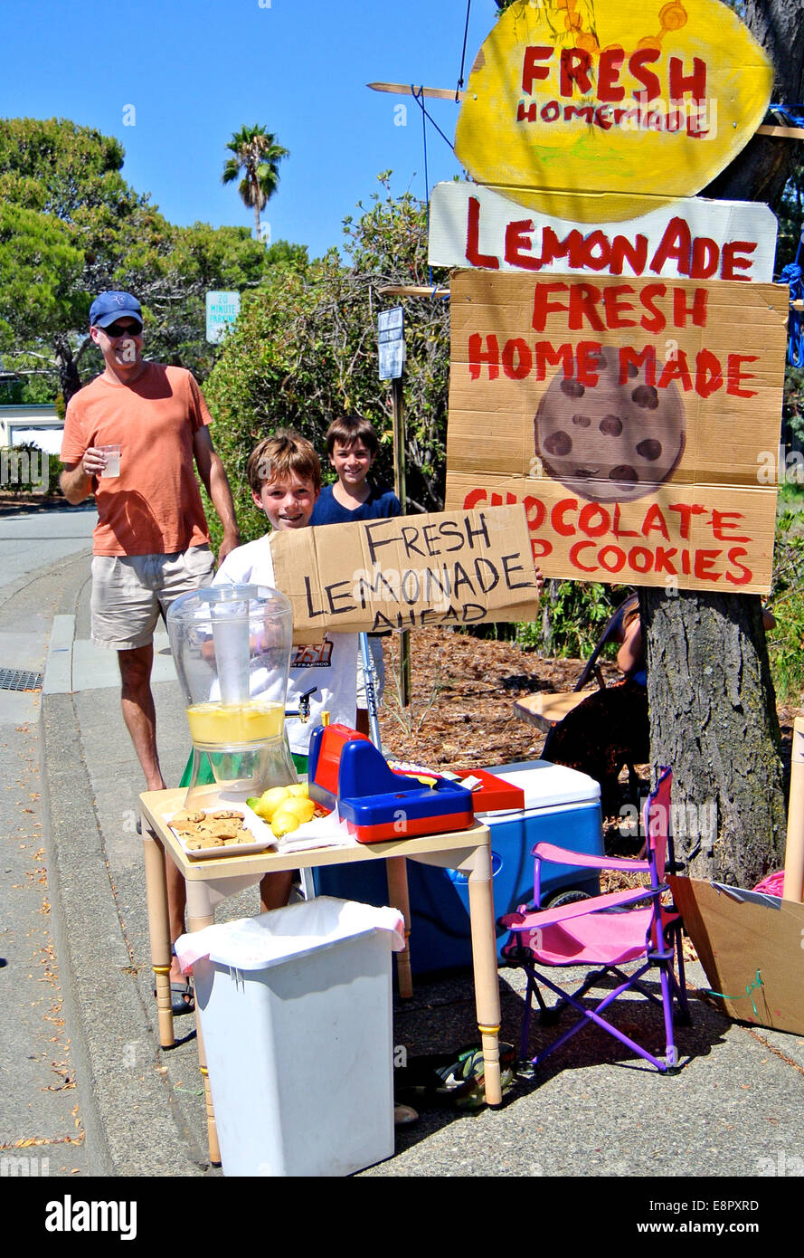 family sells fresh lemonade and cookies in Larkspur California Stock