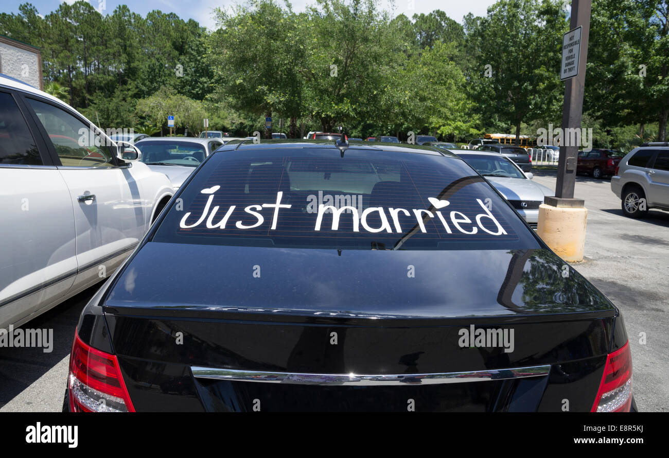 Sign in the back window of car hi-res stock photography and images - Alamy