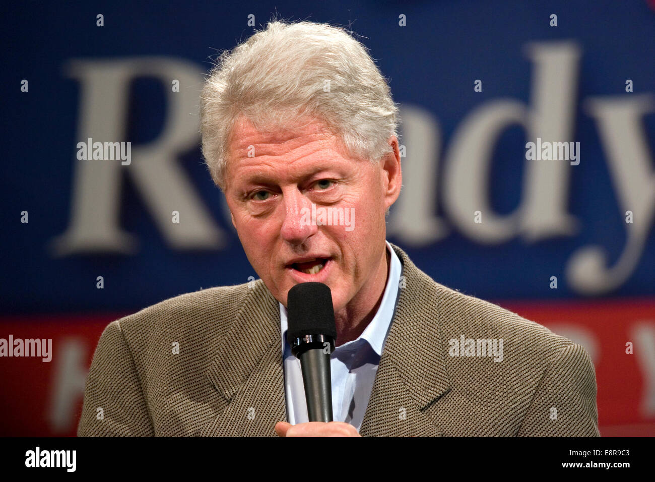 President Bill Clinton speaks into a microphone Stock Photo - Alamy