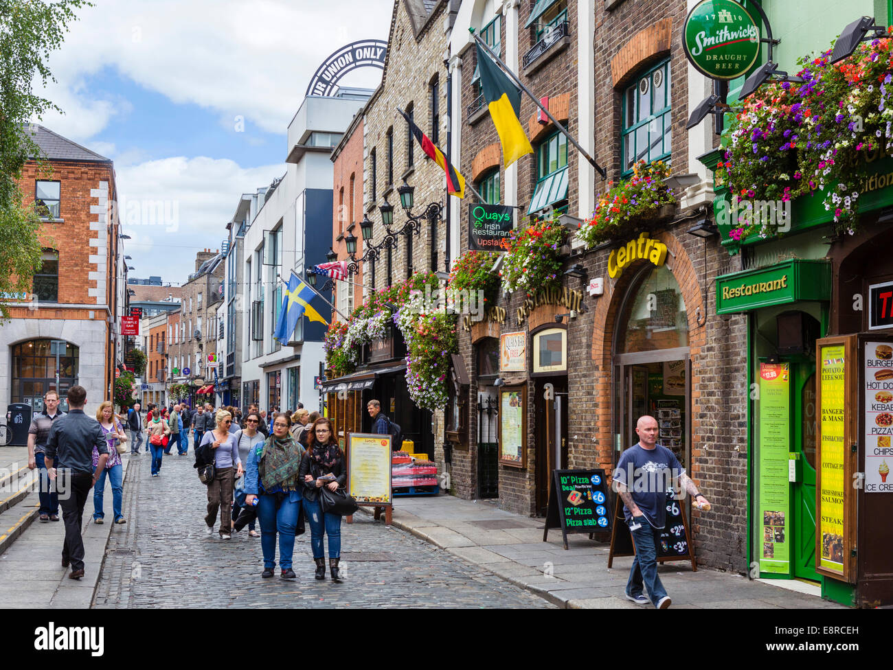 Pubs, restaurants and bars on Temple Bar in the city centre, Dublin City, Republic of Ireland Stock Photo