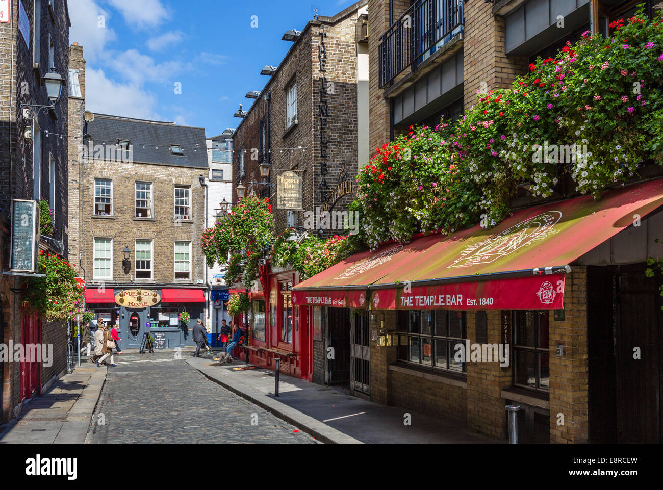 The Temple Lane entrance to the Temple Bar pub, Temple Bar, Dublin City, Republic of Ireland Stock Photo