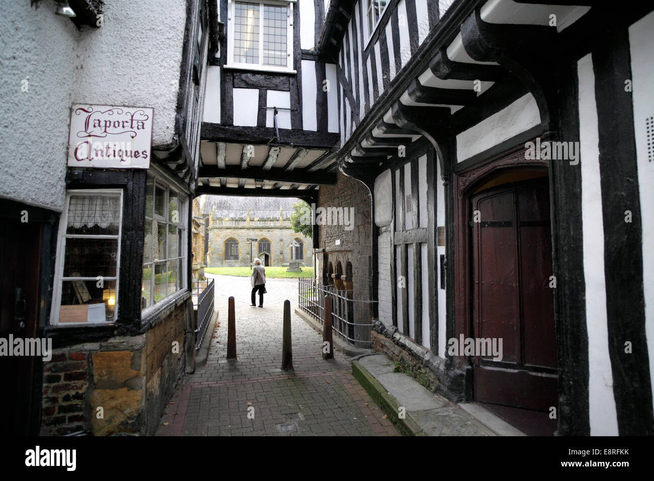 Looking through Abbot Reginald’s Gateway off the Market Place, Evesham. St Nicholas’s Church is visible beyond. Stock Photo