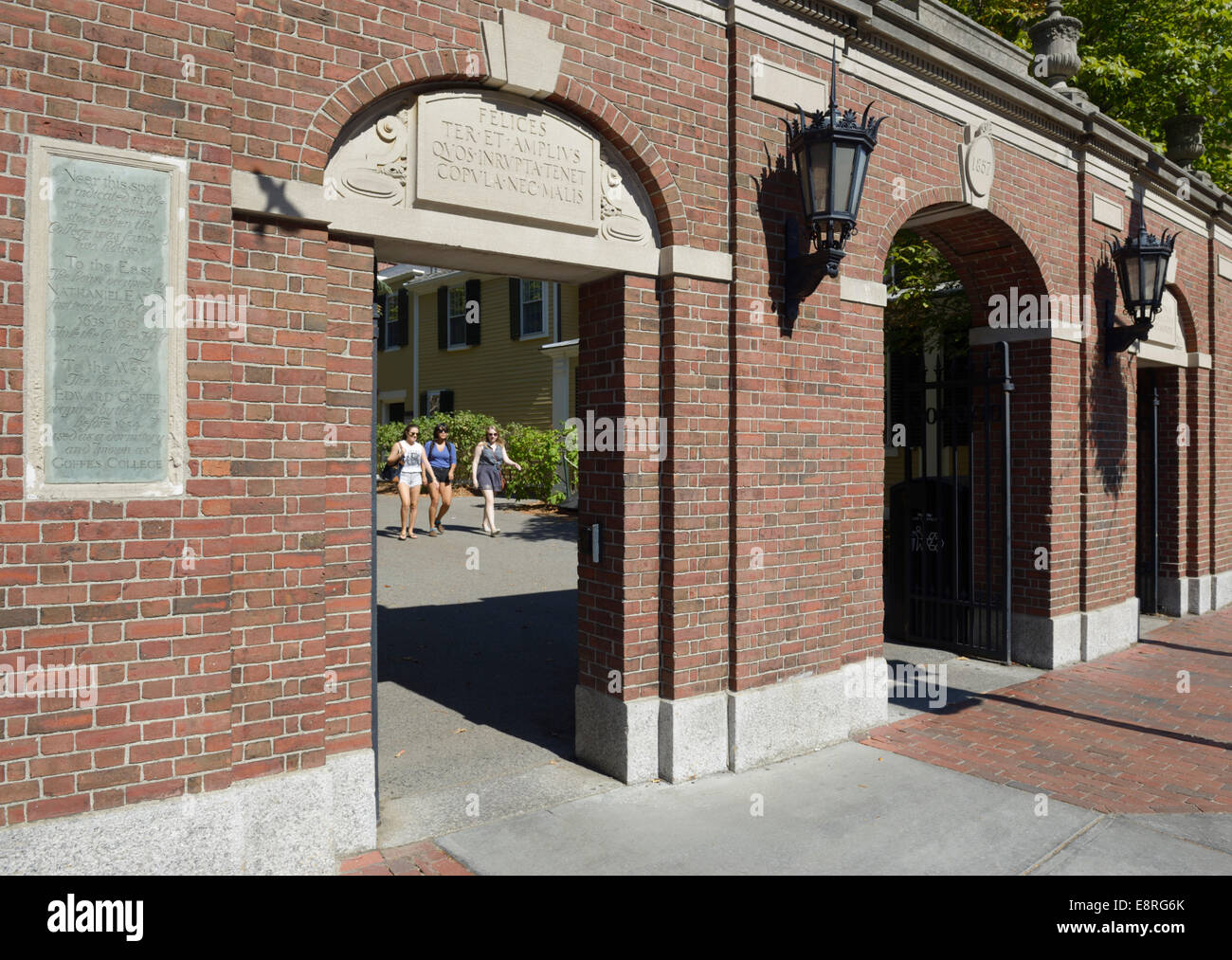 Entrance gates to Harvard College/Harvard University Stock Photo