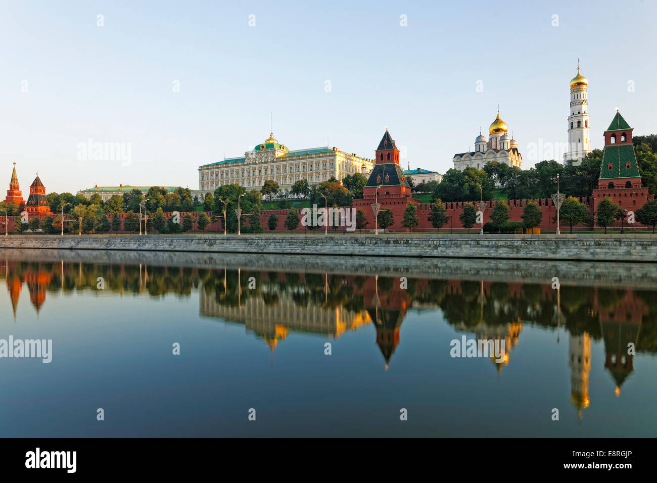 Какие реки протекают у стен московского кремля. Московский Кремль отражение в реке. Кремль отражение. Кремль река. Москва река Кремль.