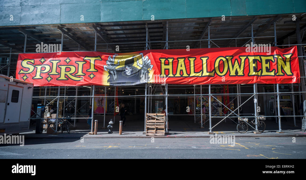 A Spirit Halloween pop-up store in midtown in New York Stock Photo - Alamy