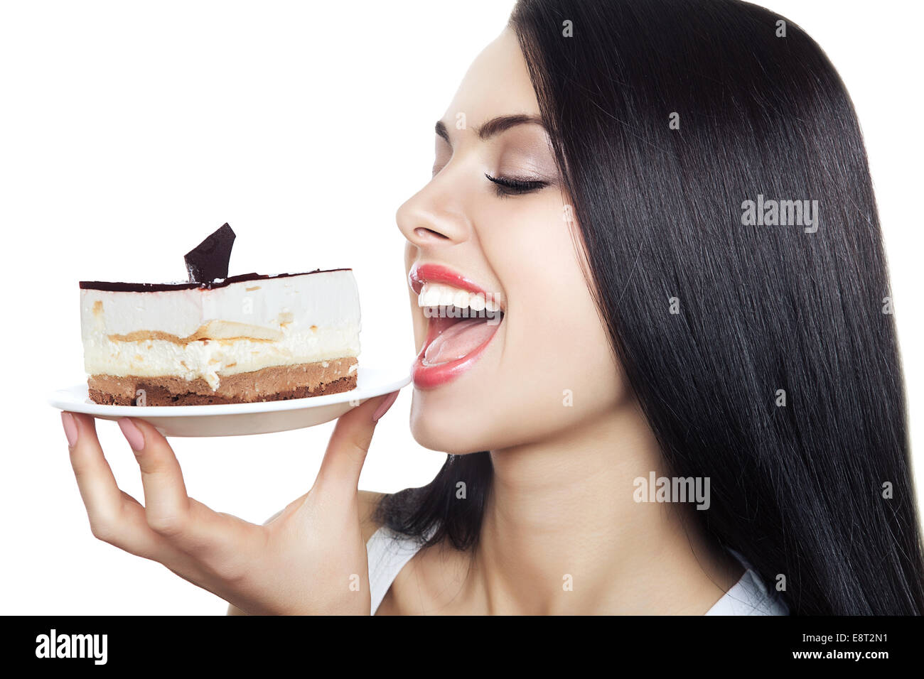 Девушка пробует торт. К чему снится вкусный торт. Счастливая девушка ест торт. К чему снится замужней женщине торт. Торты старые с розами.