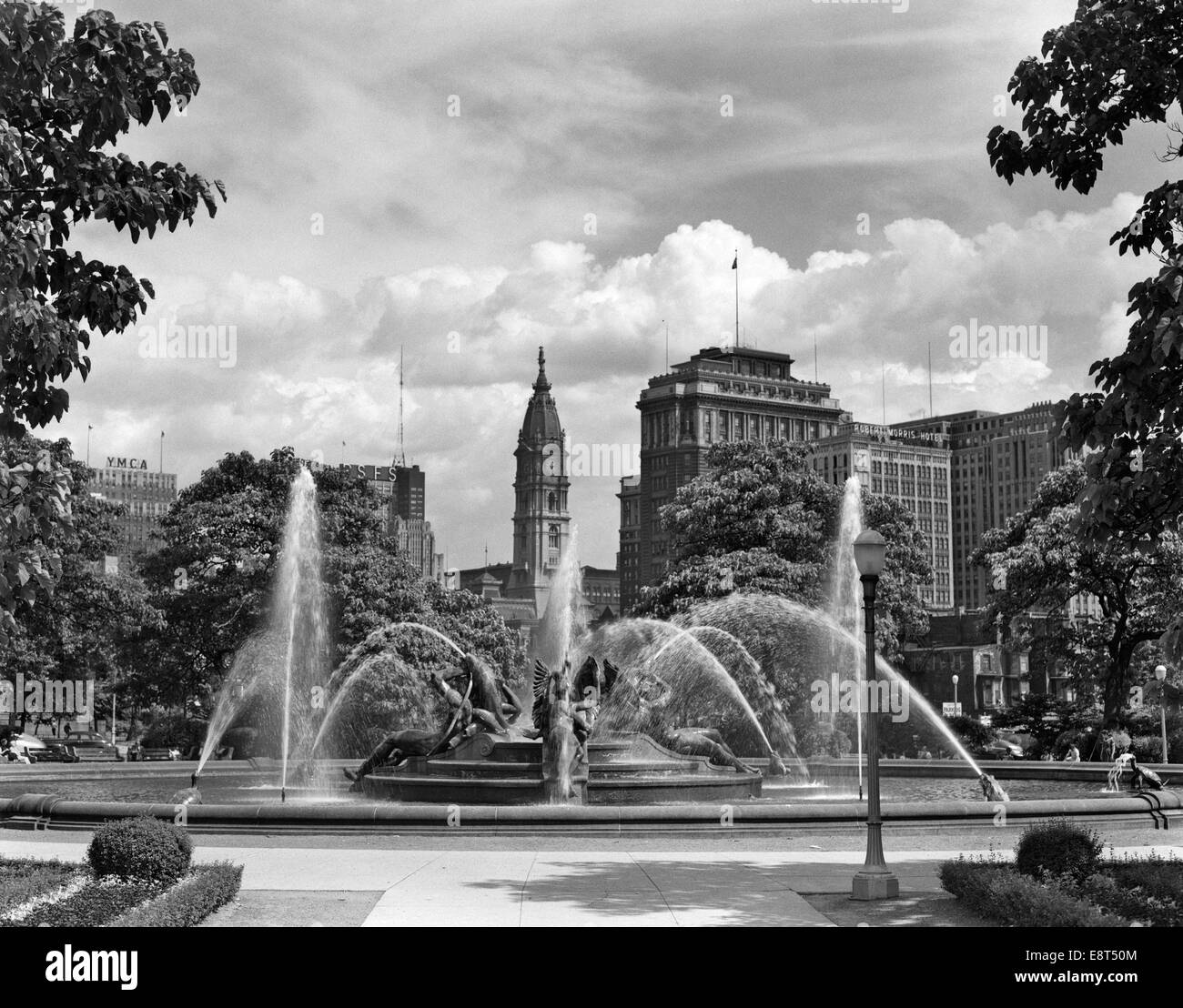 1950s PHILADELPHIA PA USA LOOKING SOUTHEAST PAST SWANN FOUNTAIN AT LOGAN CIRCLE TO CITY HALL TOWER Stock Photo