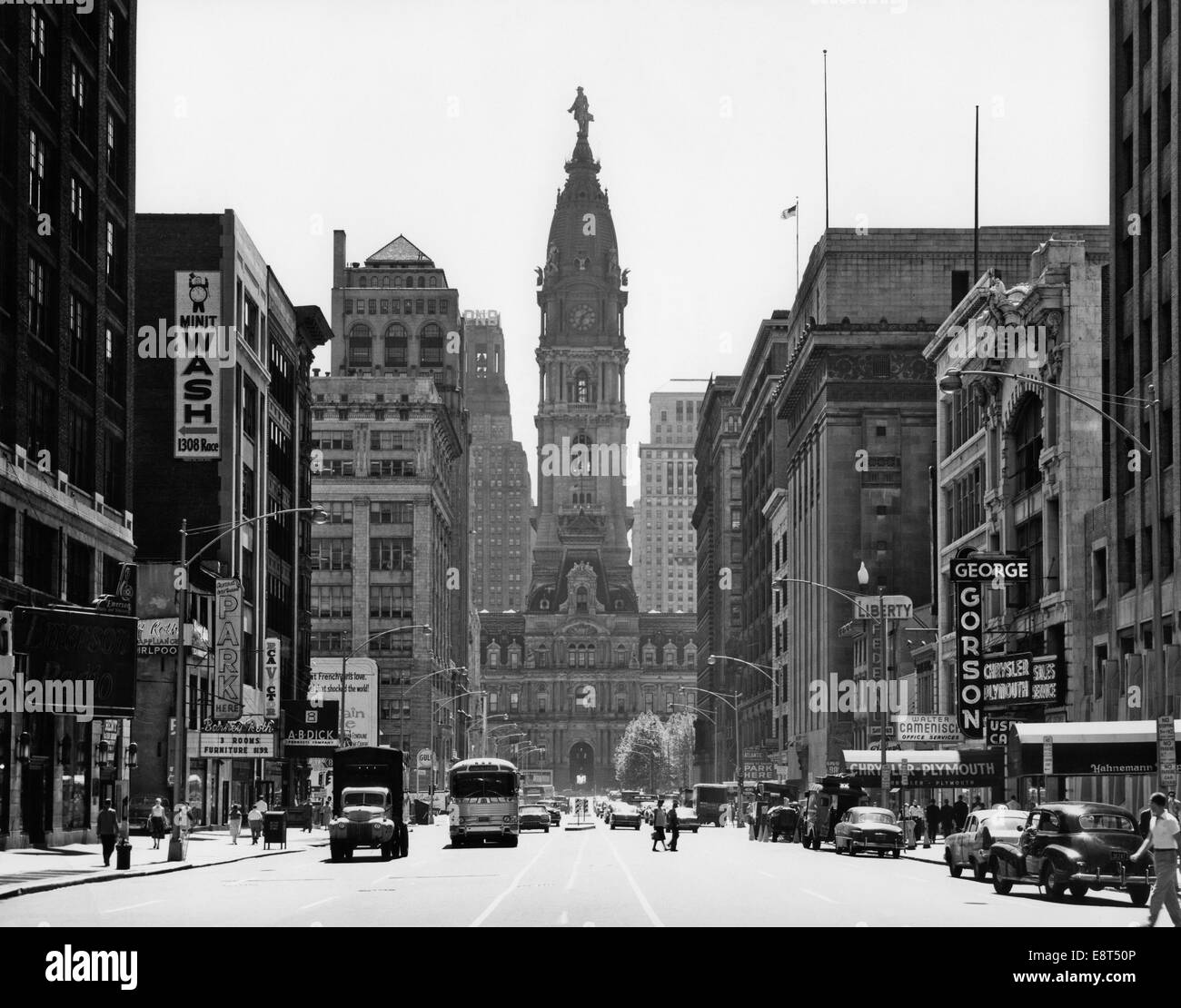 1950s DOWNTOWN PHILADELPHIA PA USA LOOKING SOUTH DOWN NORTH BROAD STREET AT CITY HALL Stock Photo