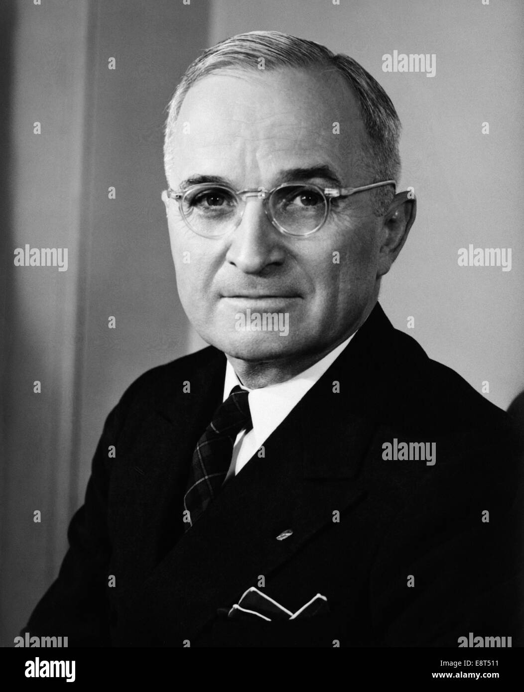 1940s PORTRAIT HARRY S. TRUMAN 33rd AMERICAN PRESIDENT PORTRAIT LOOKING AT CAMERA Stock Photo