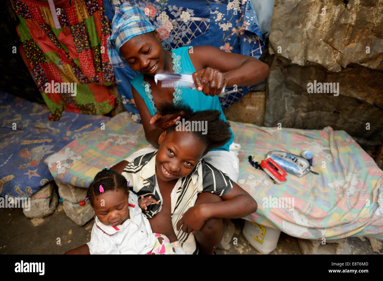Mother braiding in her daughter's hair, Camp Icare, camp for earthquake refugees, Fort National, Port-au-Prince, Haiti Stock Photo