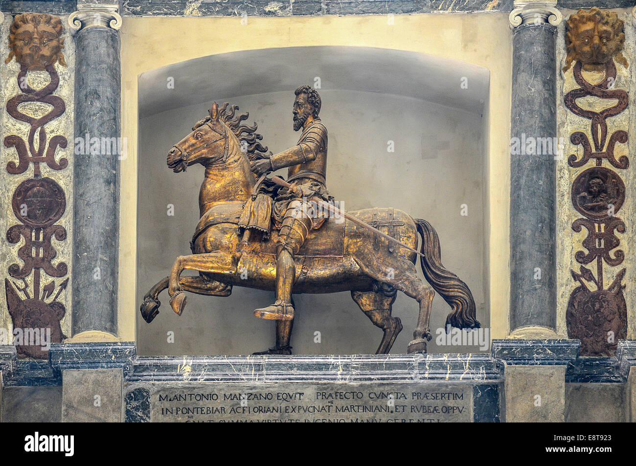 Italia Friuli V.G. Cividale Duomo di Santa Maria Assunta del XV° sec. Monumento equestre di Marcantonio di Manzano, condottiero Stock Photo