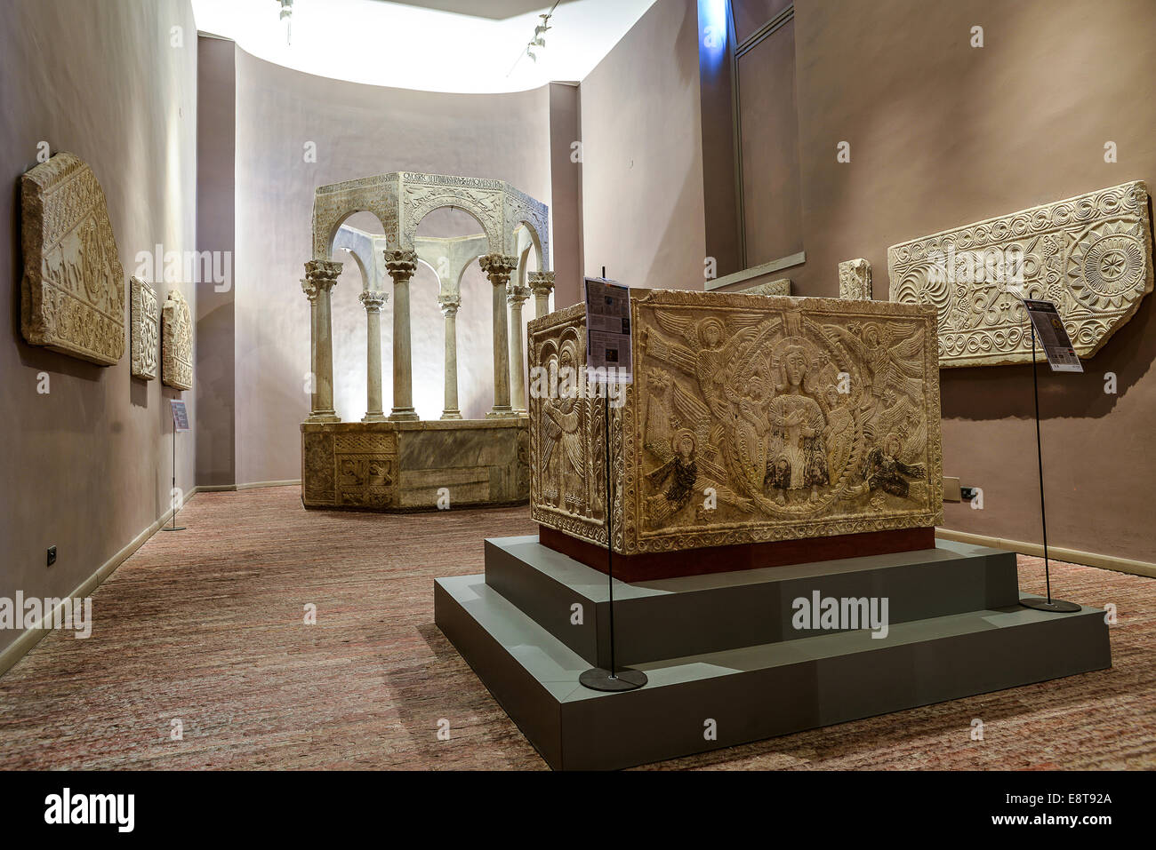 Italia Friuli V.G. Cividale Duomo di Santa Maria Assunta. Museo Cristiano-Tesoro del Duomo. Arte longobarda, in primo piano l’ Stock Photo