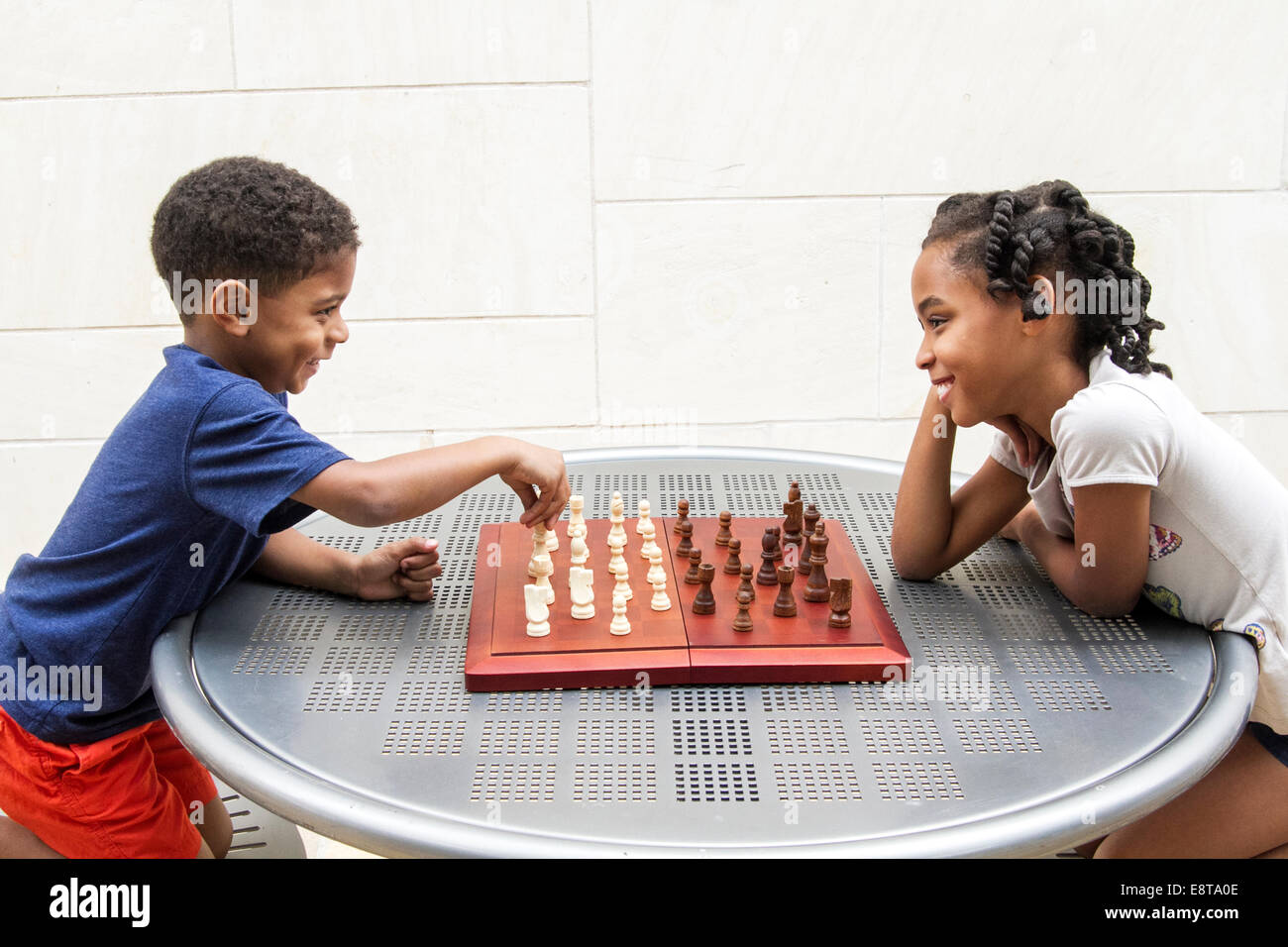 He to start playing. Дети играют в шахматы. Дети играющие в шахматы. Девочка играет в шахматы. Африканские шахматы.