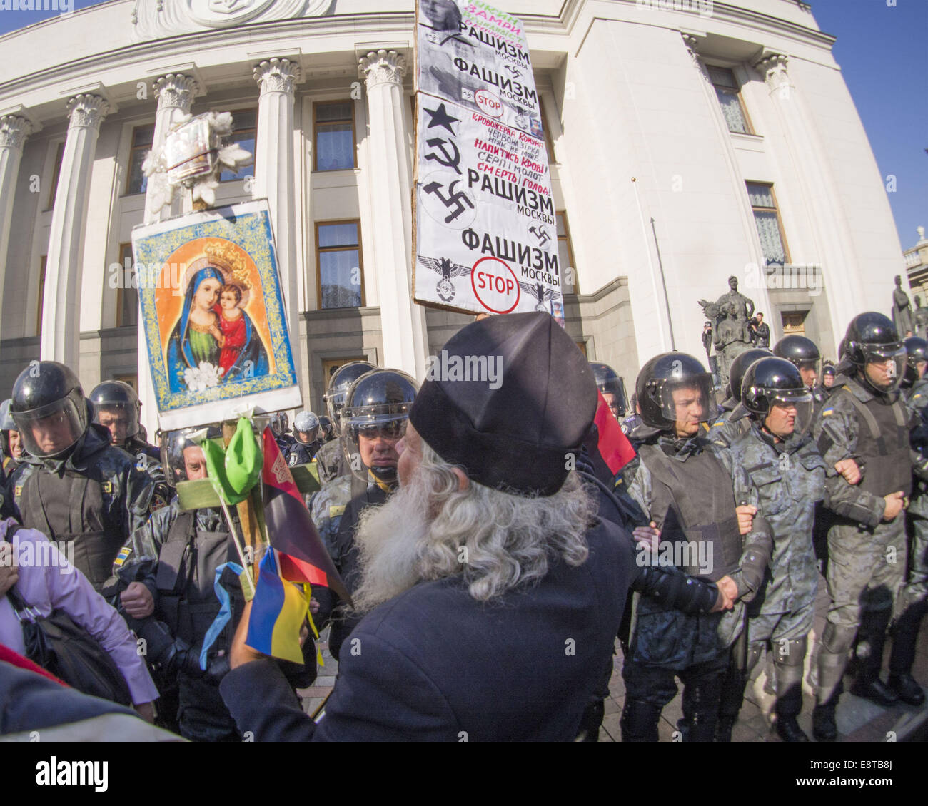 Oct. 14, 2014 - ''Right sector'' and ''Freedom'' disown provocations at the Verkhovna Rada. About 30 protesters started throwing soldiers of the National Guard cobblestones at the building of the Verkhovna Rada. The protesters demanded the ban of the Communist Party and the recognition of the Ukrainian Insurgent Army belligerent in World War II. © Igor Golovniov/ZUMA Wire/Alamy Live News Stock Photo