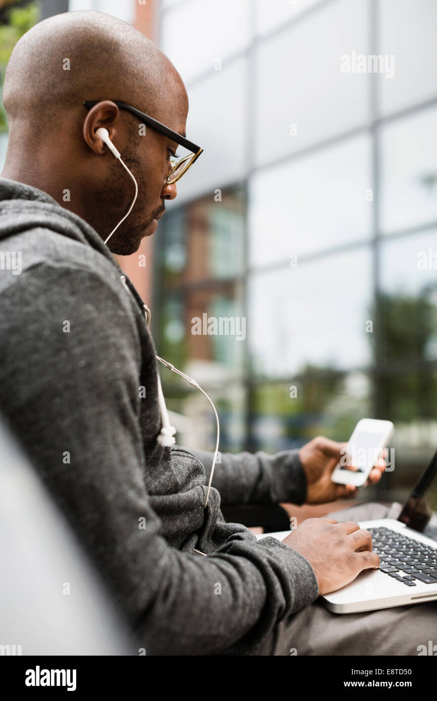 African man phone campus hi-res stock photography and images - Alamy