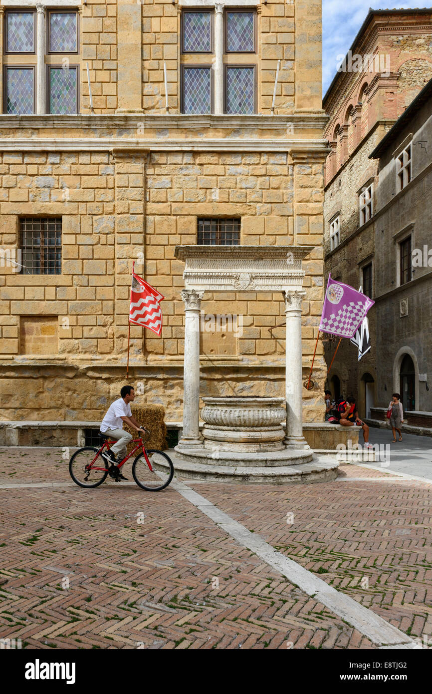 Pozzo (Well) di Rossellino in Pienza Stock Photo
