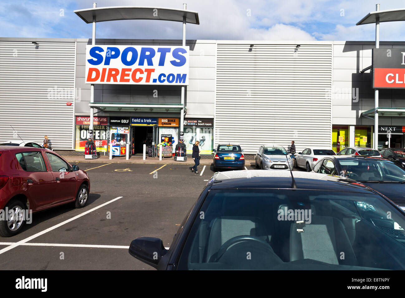 Cars parked outside Sports Direct store in Clydebank Stock Photo