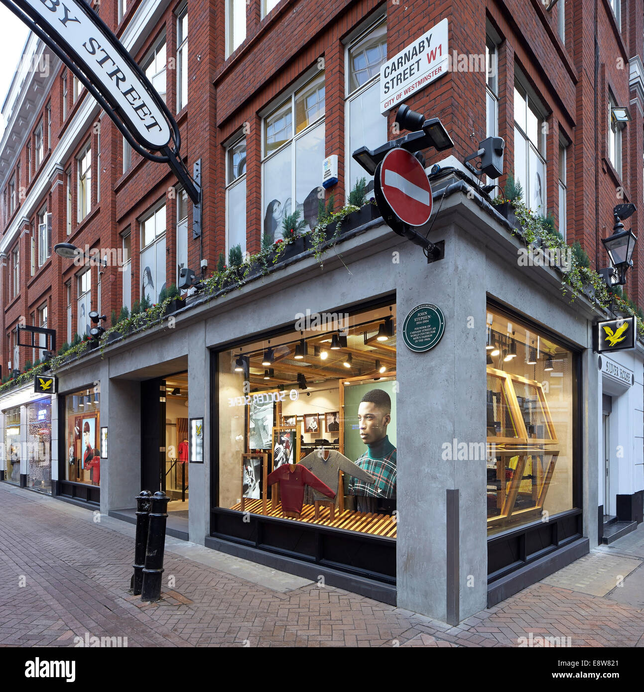 Lyle & Scott Carnaby Street, London, United Kingdom. Architect: Brinkworth  Design Consultancy, 2014. Corner elevation with windo Stock Photo - Alamy